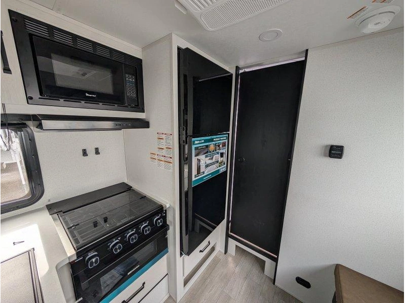 2026 Palomino Real Lite 2110 alt