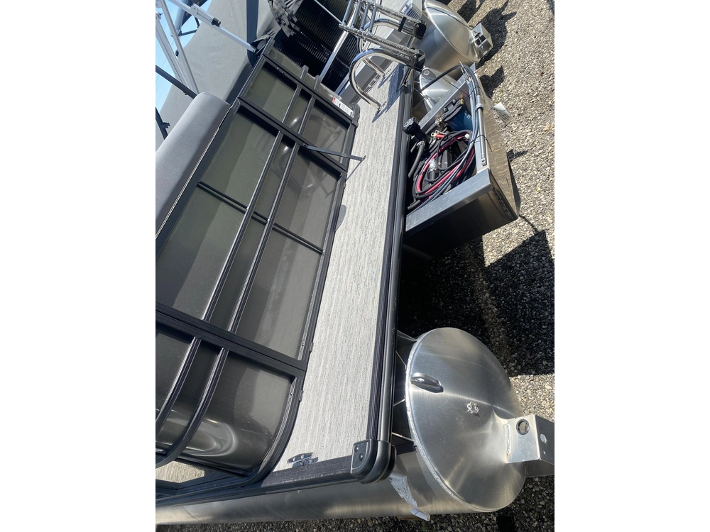 2026 Sylvan Mirage 820 Cruise alt