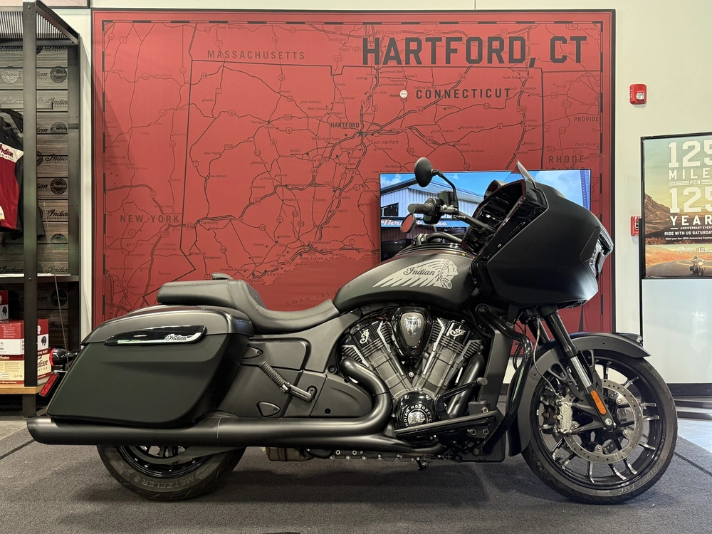 2024 Indian Motorcycle Challenger Dark Horse® With Powerband Audio alt