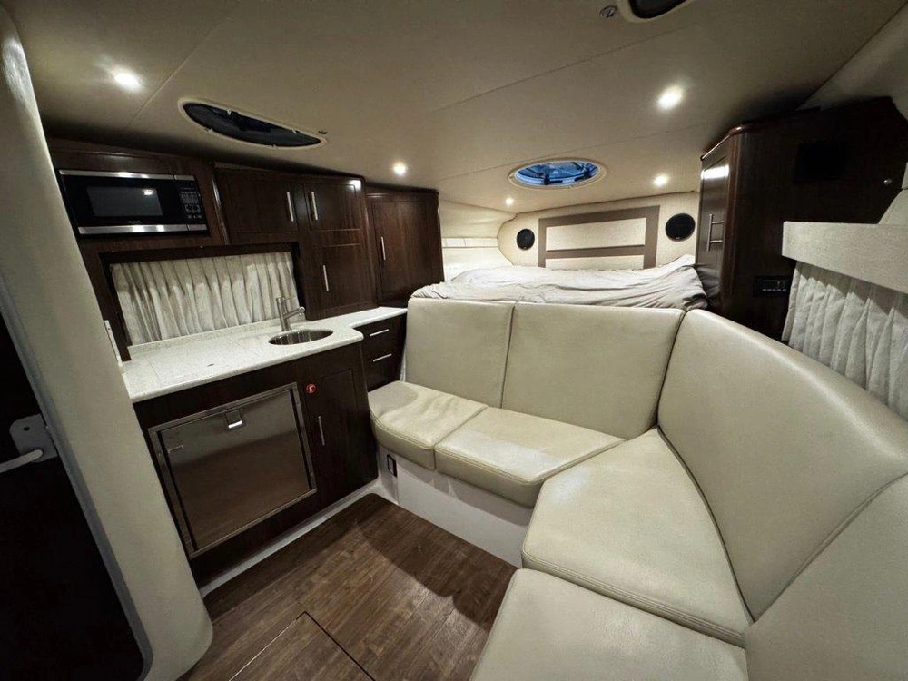 Regal 32 Express 2017 alt