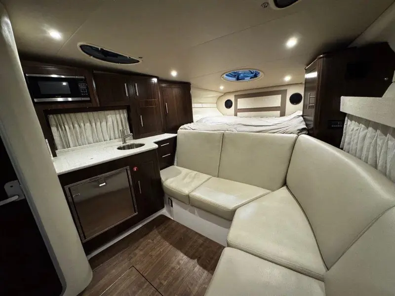 2017 Regal 32 EXPRESS thumbnail 9