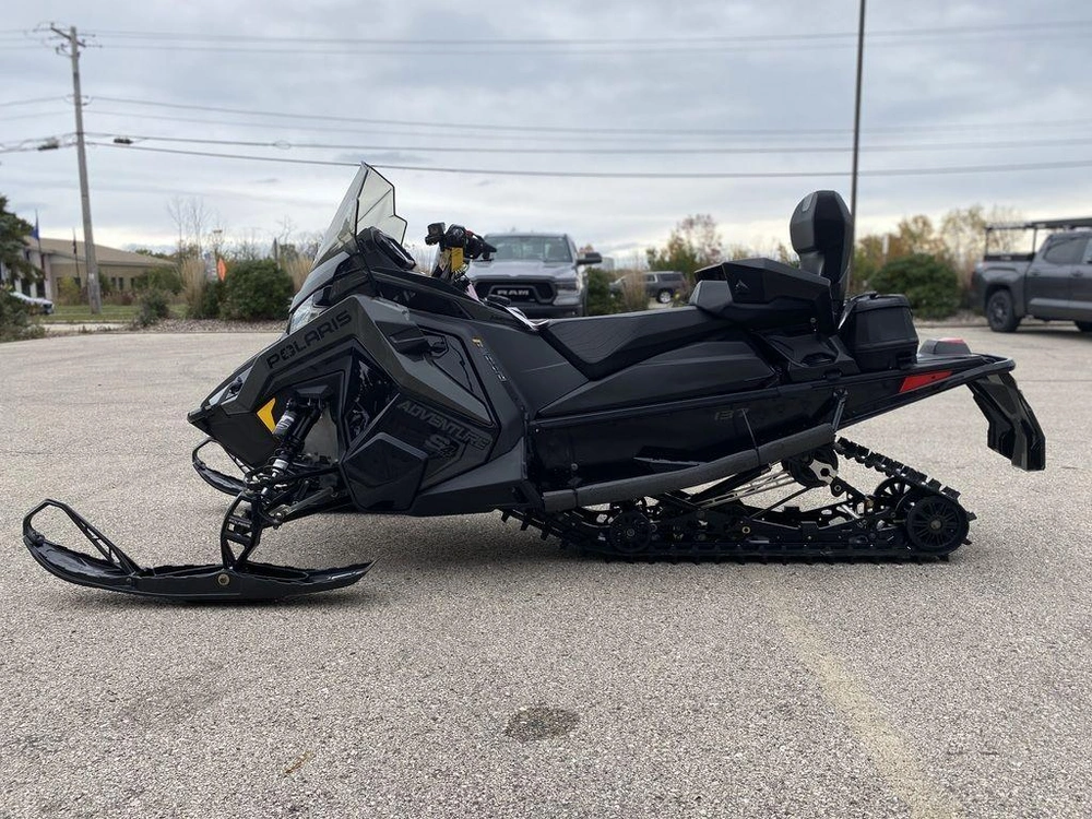 2026 Polaris Prostar S4 Indy Adventure 137 Gloss Black / Blue Dusk alt