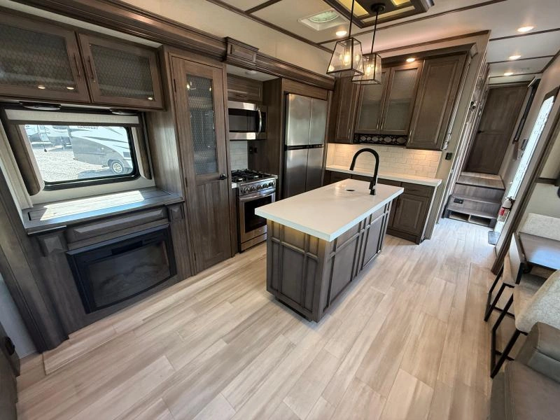 Grand Design Solitude 378mbs 2022 alt
