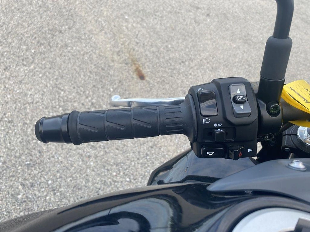 2025 Kawasaki Z650 alt
