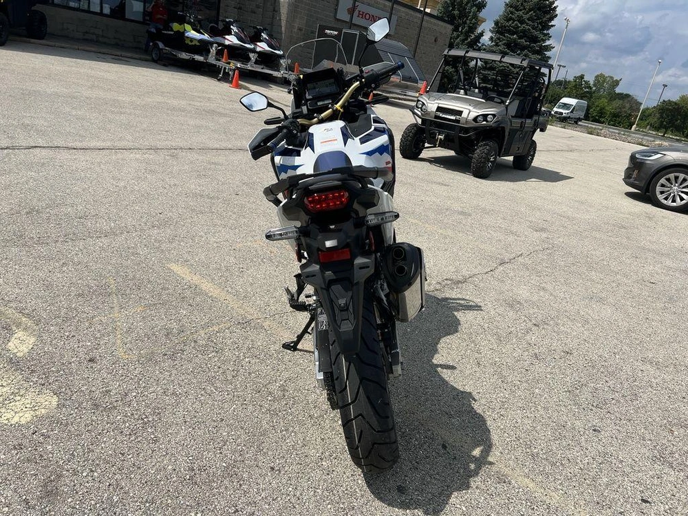 2025 Honda Africa Twin Adventure Sports Es alt