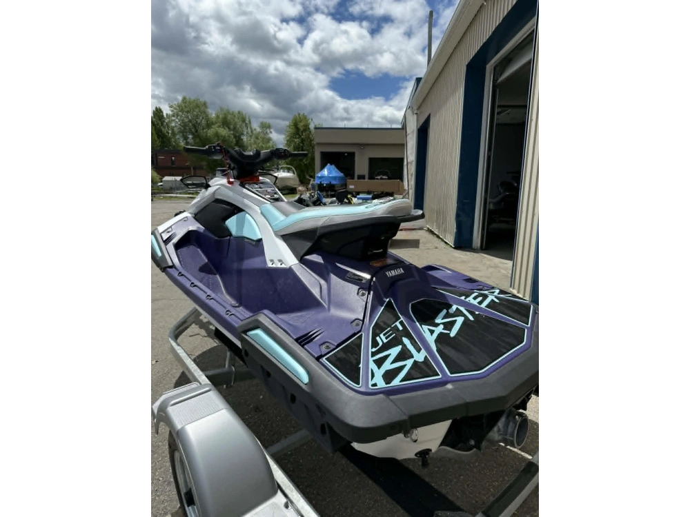 Yamaha Jetblaster Ltd 3-up 2025 alt