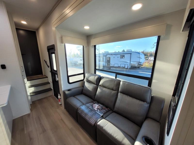 Grand Design Momentum 320g 2026 alt