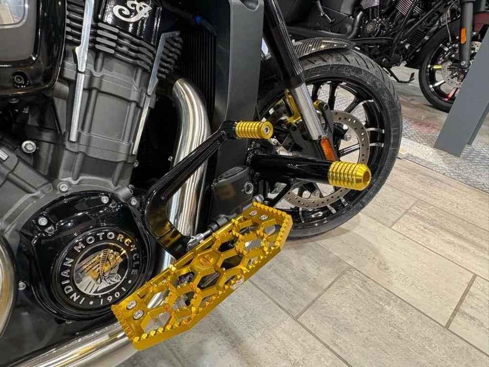 Indian Motorcycle Challenger Dark Horse + 112 & Audio Package 2026 alt