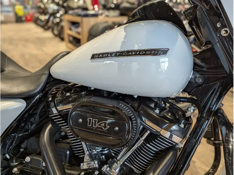 2020 Harley-Davidson Street Glide Special // Stone Washed White Pearl thumbnail 7