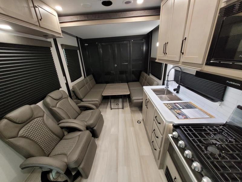 Grand Design Momentum 21g 2025 alt
