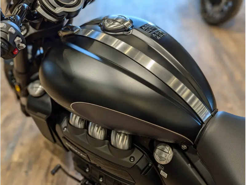 2025 Triumph Rocket 3 Storm GT // Matte Sapphire Black/Satin Pacific Blue thumbnail 9