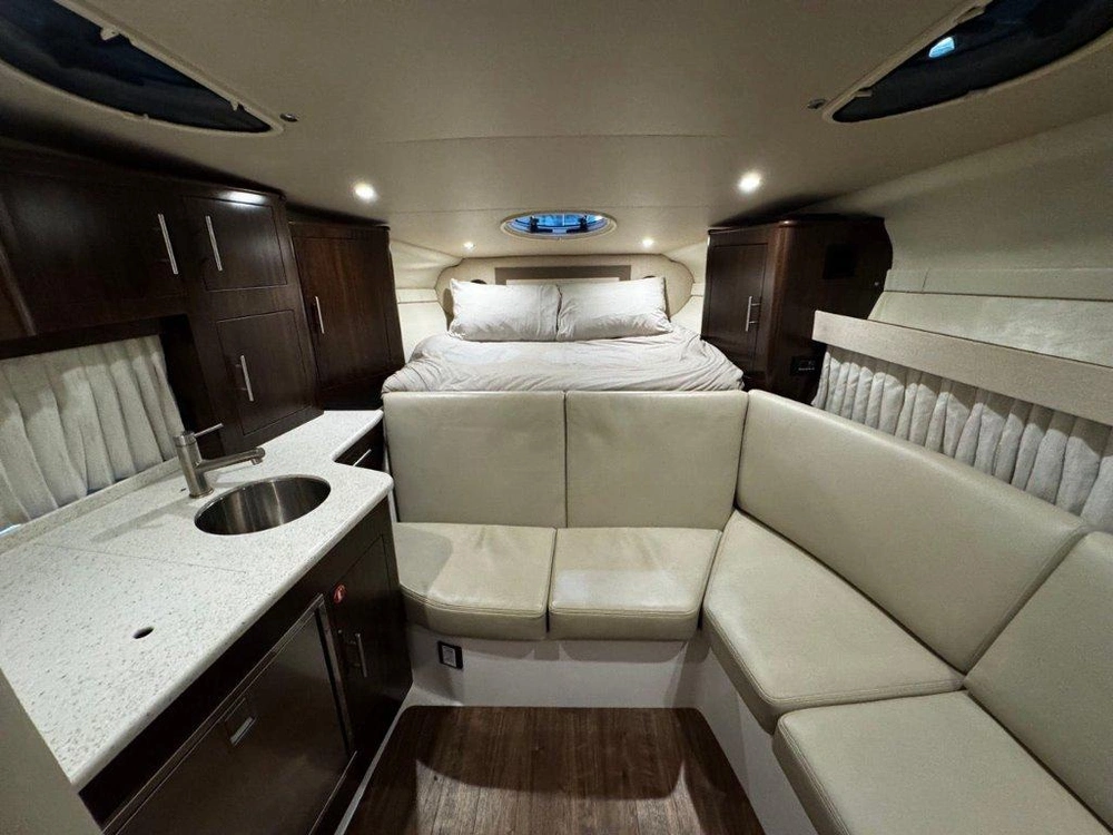 Regal 32 Express 2017 alt