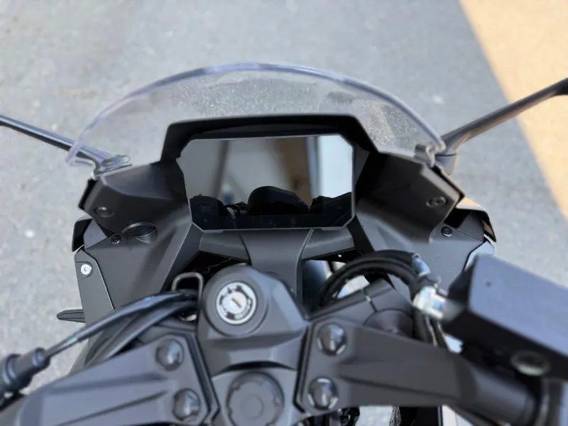 2025 Suzuki GSX-8R thumbnail 10