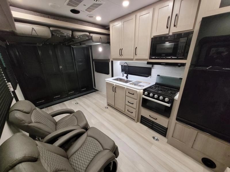 Grand Design Momentum 21g 2025 alt