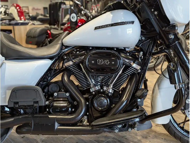 2020 Harley-Davidson Street Glide Special // Stone Washed White Pearl thumbnail 6