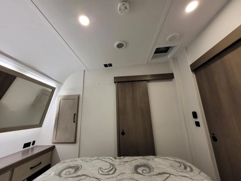 Grand Design Momentum 21g 2025 alt