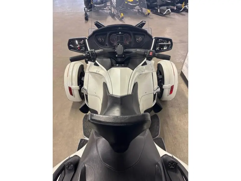 2016 Can-Am Spyder RT Limited thumbnail 4