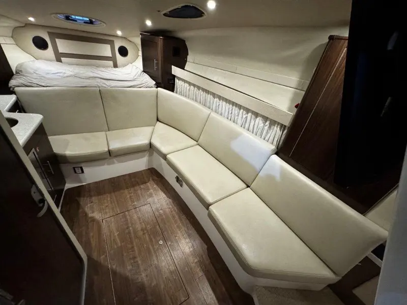 2017 Regal 32 EXPRESS thumbnail 8