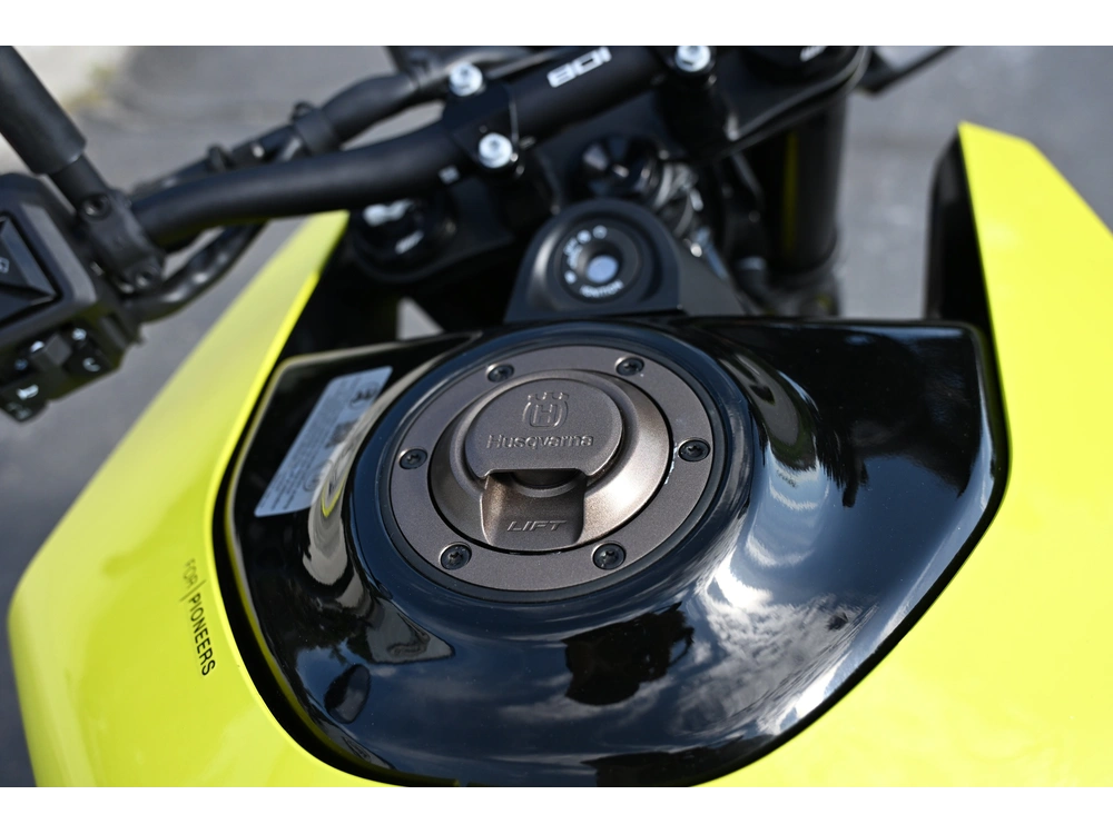 2026 Husqvarna Vitpiln 801 alt