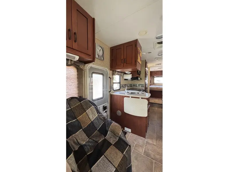 2011 Forest River SUNSEEKER 3100 thumbnail 11