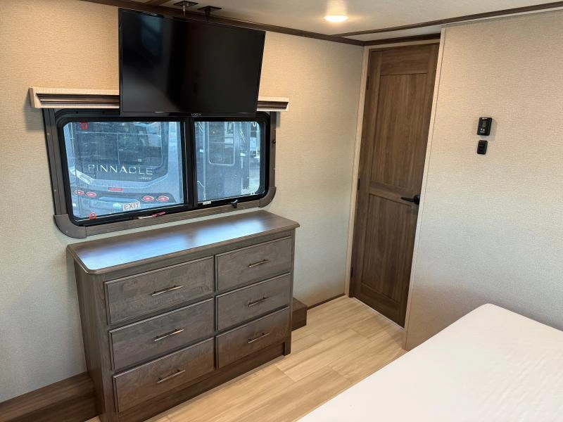 Grand Design Solitude 378mbs 2022 alt