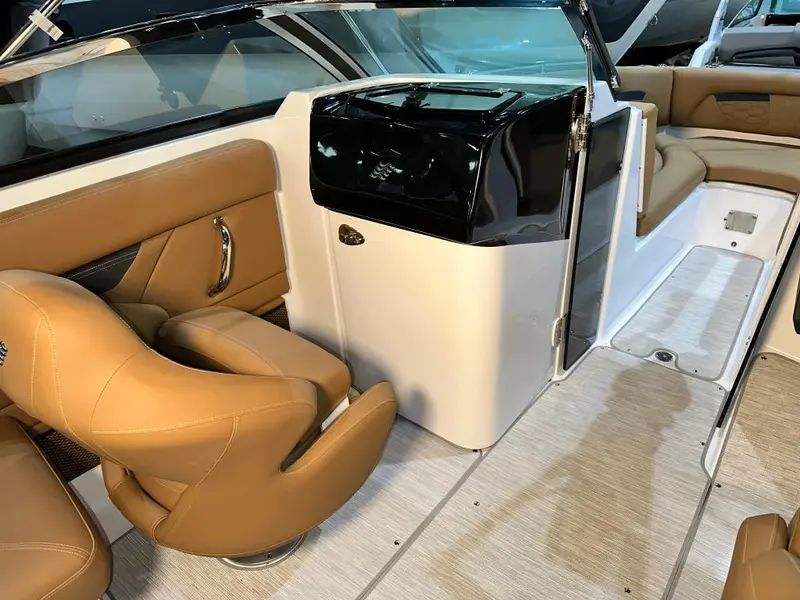 2024 Four Winns HD5 MERCRUISER 6.2L / BRAVO 3