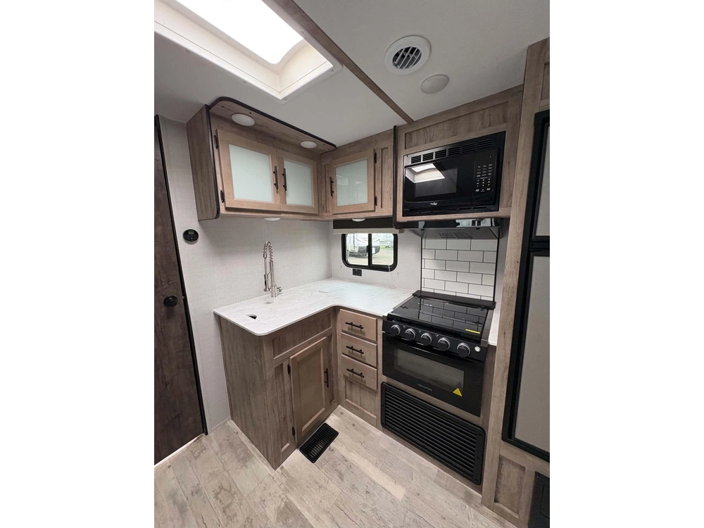 2023 Conquest 276bhs alt