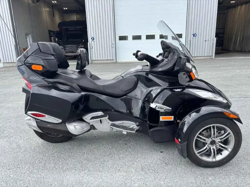 2010 Can-Am Spyder limited thumbnail 3