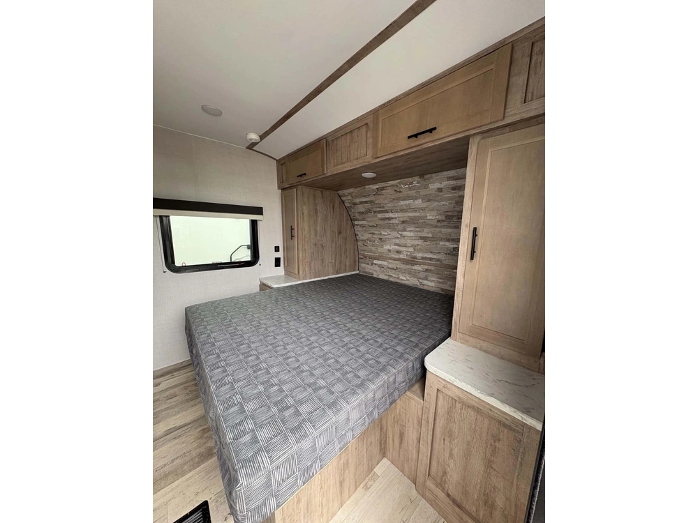 2023 Conquest 276bhs alt