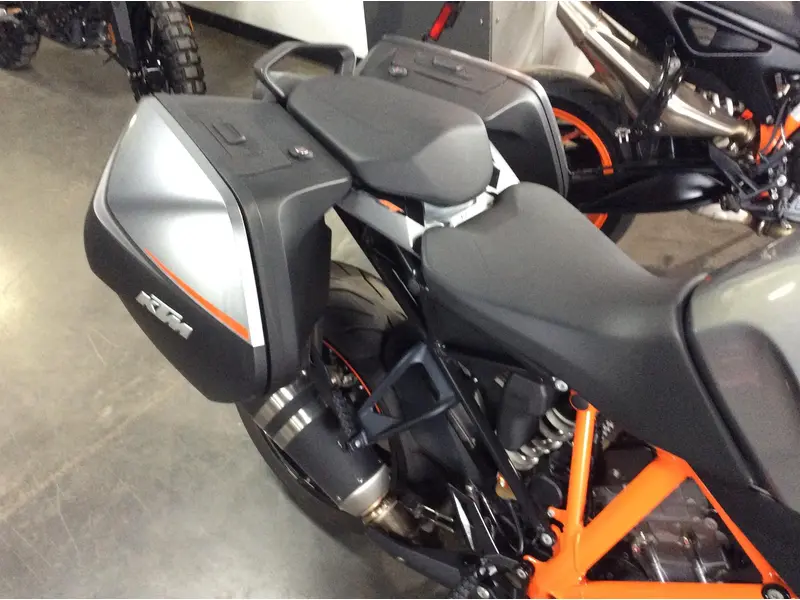 2016 KTM SUPERDUKE1290GT thumbnail 5