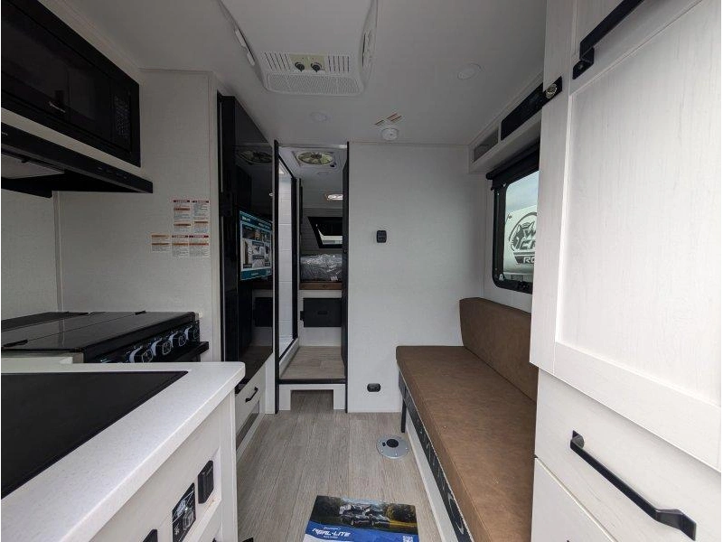 2026 Palomino Real Lite 2110 alt