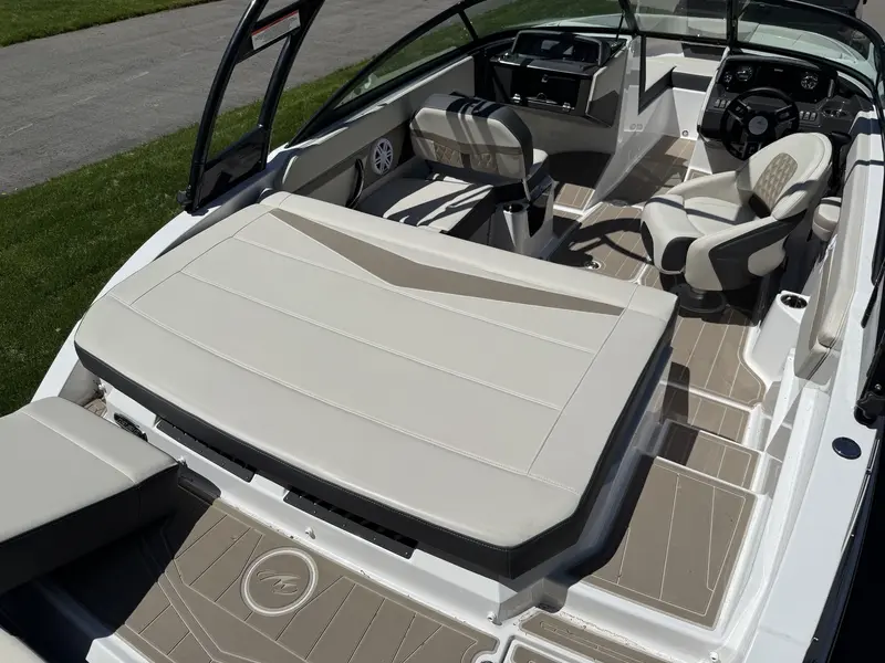2025 Monterey Boats M20 SERIES thumbnail 8