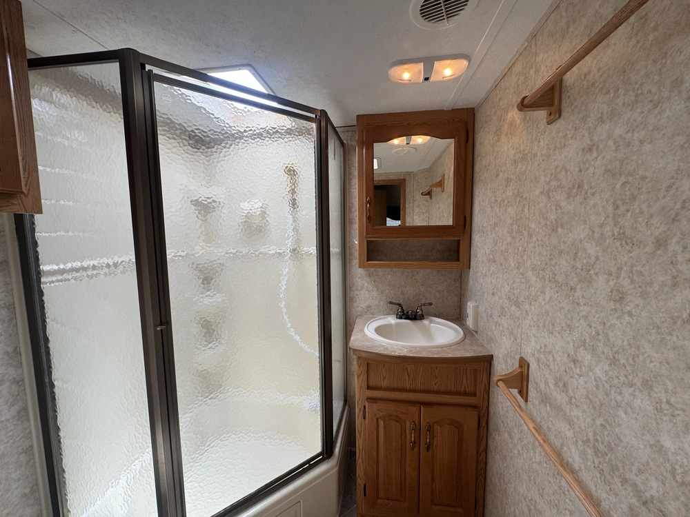 2006 Keystone Rv Montana 329rlt alt