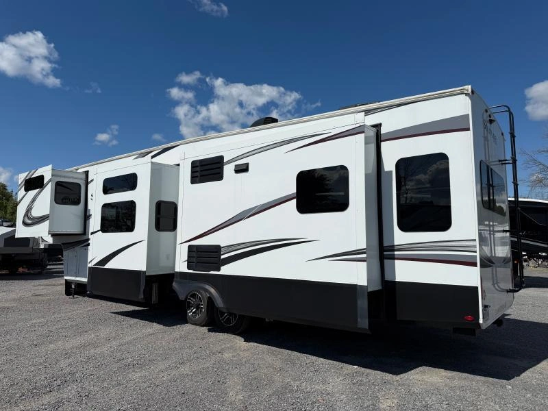 Grand Design Solitude 378mbs 2022 alt
