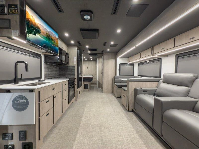 Grand Design Lineage 31zw 2027 alt