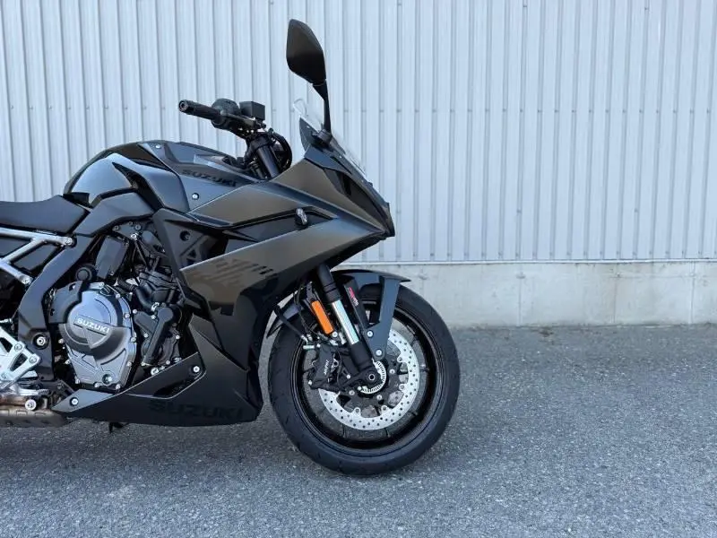 2025 Suzuki GSX-8R thumbnail 3