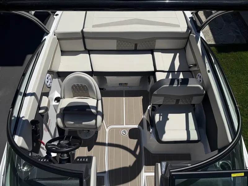 2025 Monterey Boats M20 SERIES thumbnail 10