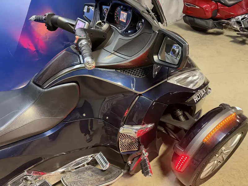 2016 Can-Am SPYDER RT LIMITED thumbnail 4