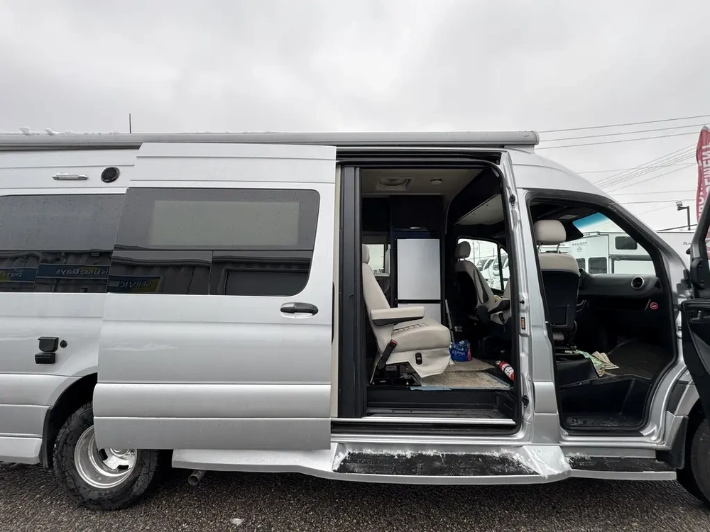 2022 Winnebago Era 70b alt