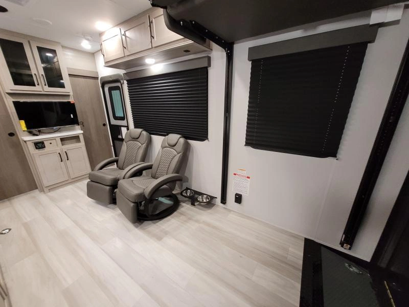 Grand Design Momentum 21g 2025 alt