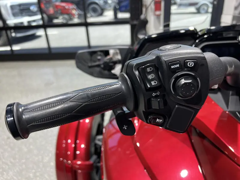 2018 Can-Am SPYDER F3 LIMITED DARK SE6 **BAS KILOMÉTRAGE!!** thumbnail 16