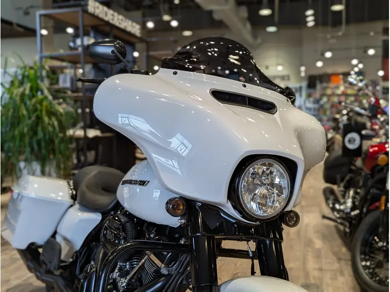 2020 Harley-Davidson Street Glide Special // Stone Washed White Pearl thumbnail 3