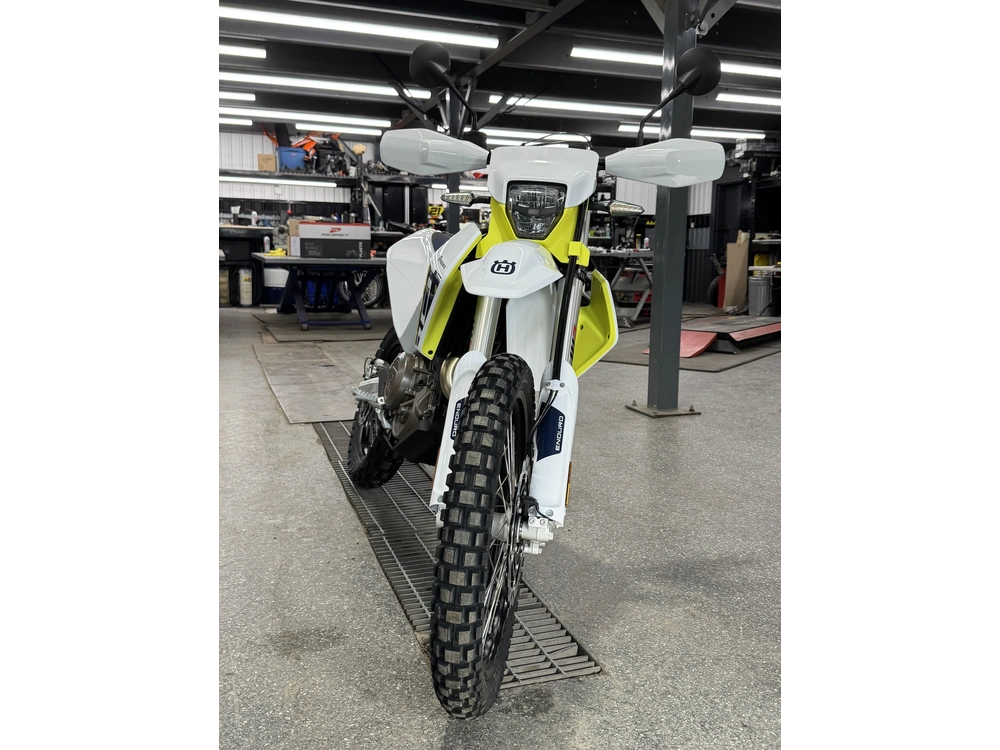 Husqvarna 701 Enduro 2027 alt