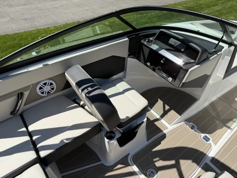 2025 Monterey Boats M20 SERIES thumbnail 13