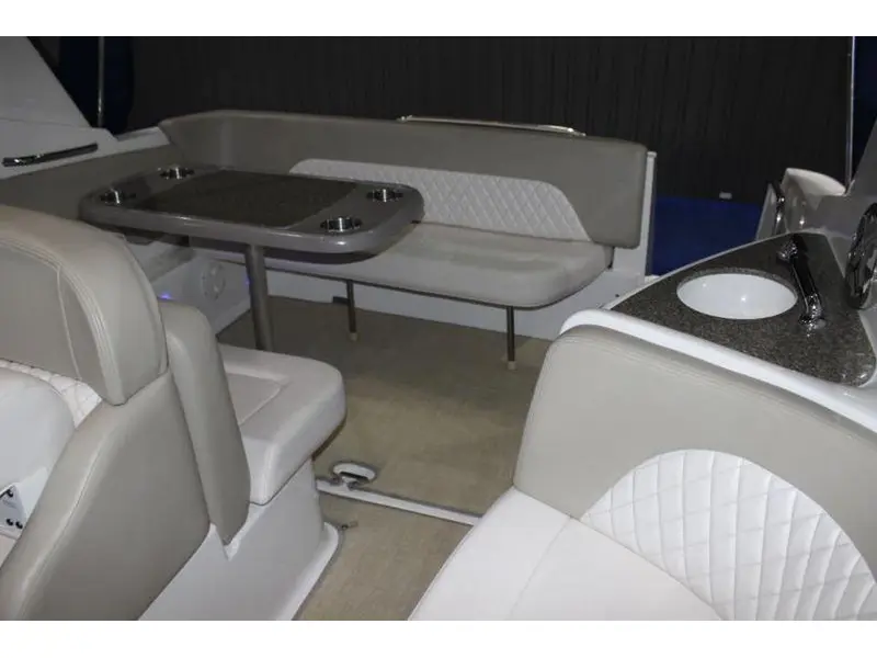 2016 Chaparral 290 Signature thumbnail 9
