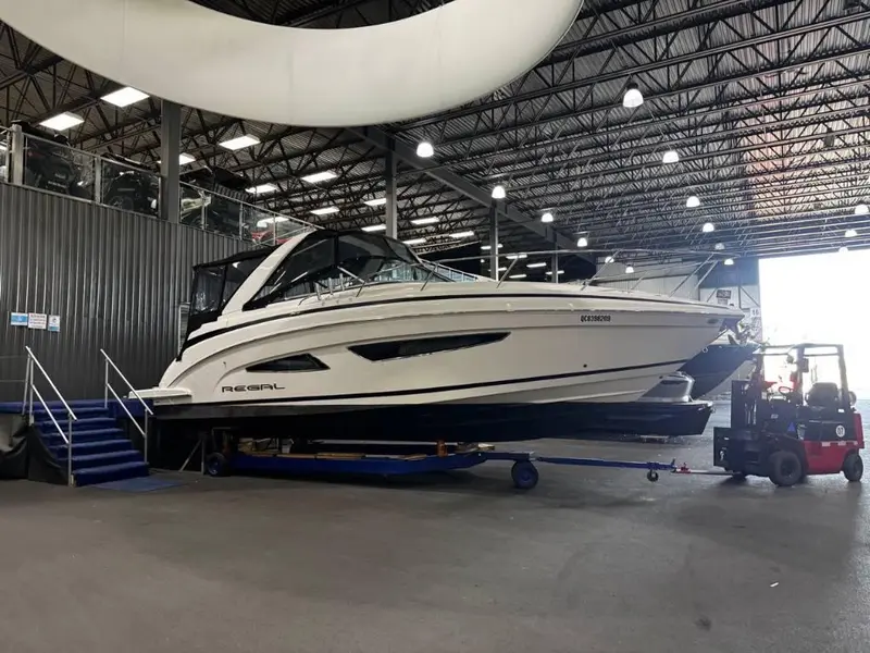 2017 Regal 32 EXPRESS thumbnail 4
