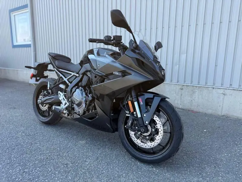 2025 Suzuki GSX-8R thumbnail 2