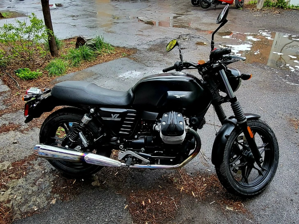 Moto Guzzi V7 Stone 11 2015 alt
