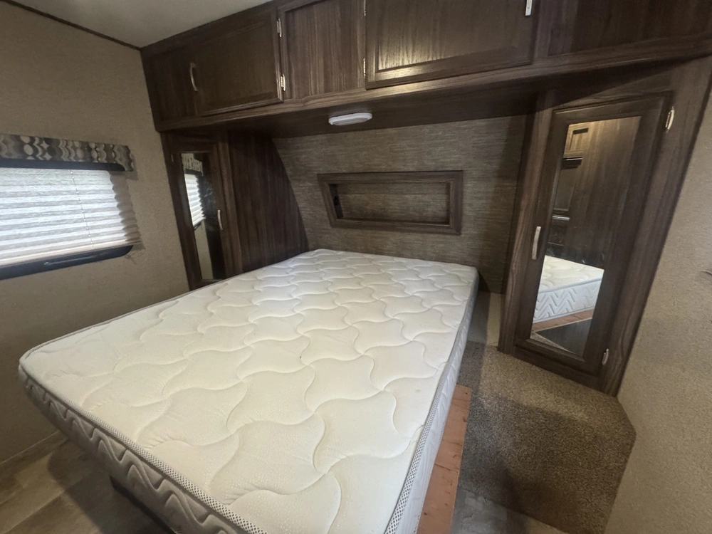2017 Coachmen Apex 276 Bhss alt