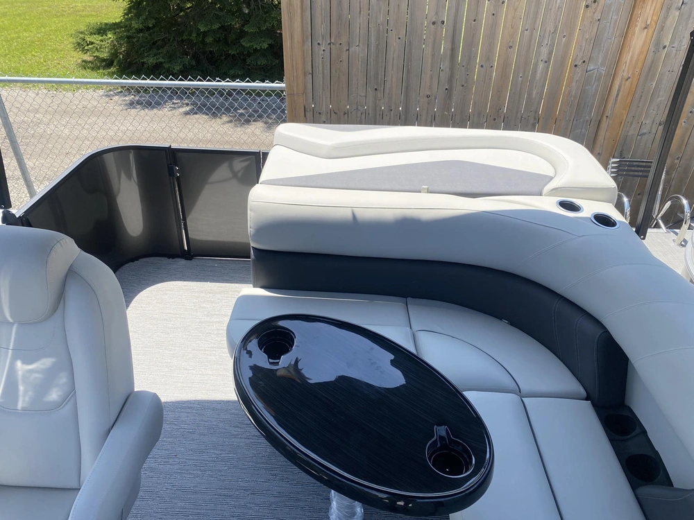 2026 Sylvan Mirage 820 Cruise alt